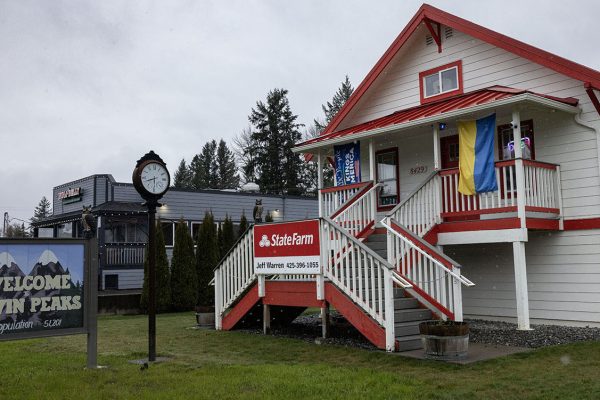Welcome to Twin Peaks sign and Jeff Warren State Farm house