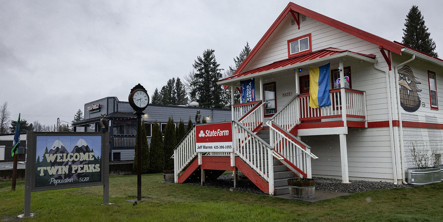 Welcome to Twin Peaks sign and Jeff Warren State Farm house