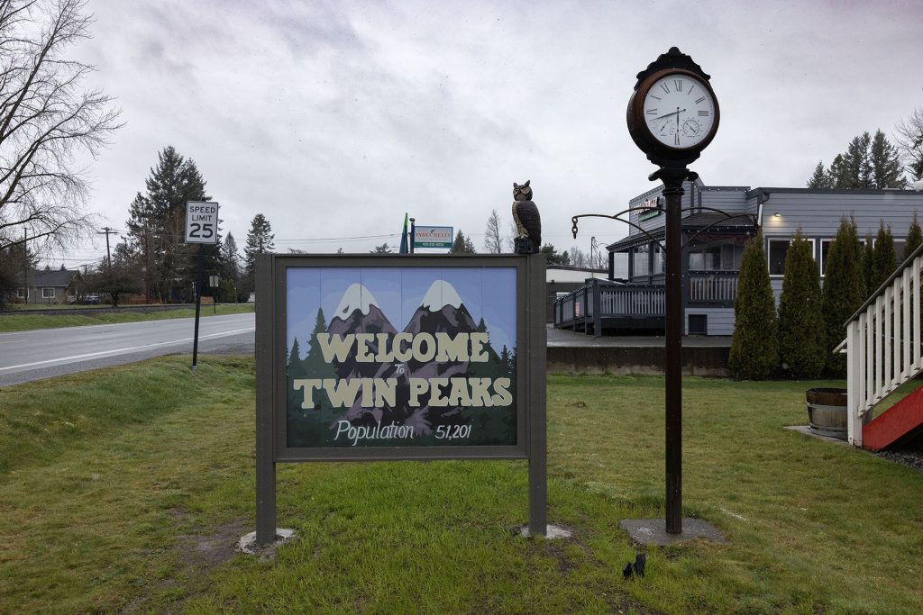 Welcome to Twin Peaks sign