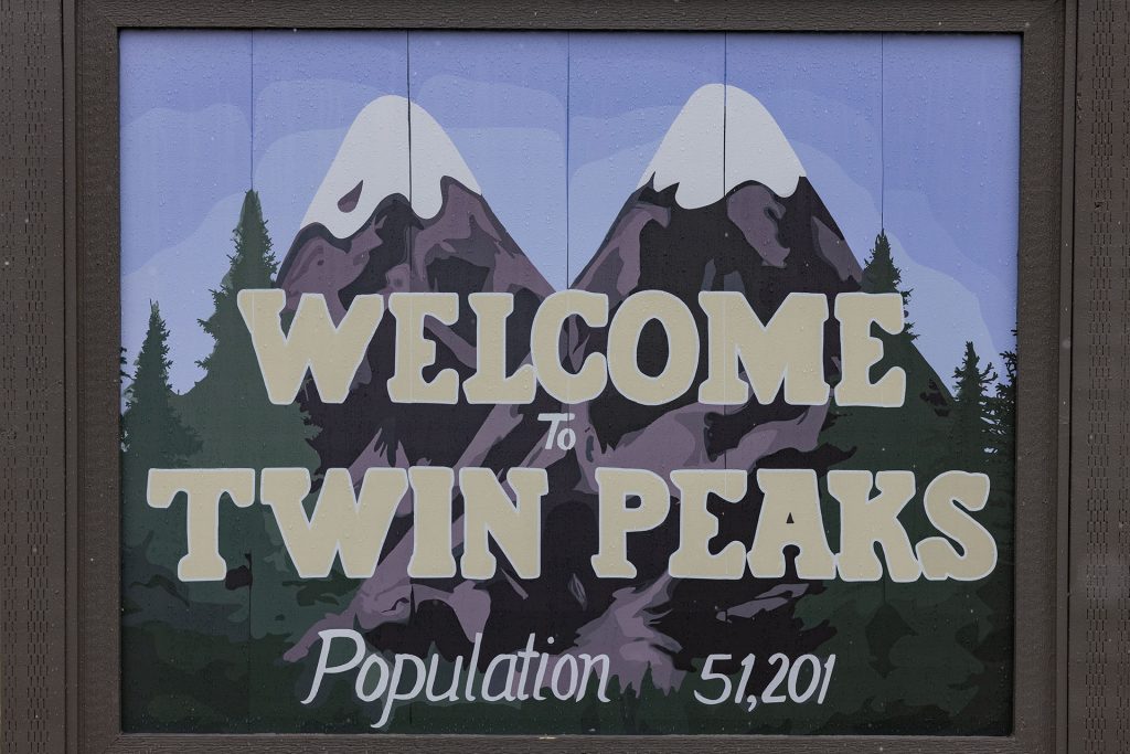 Welcome to Twin Peaks sign