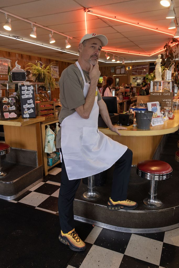 Scott Ryan, busboy