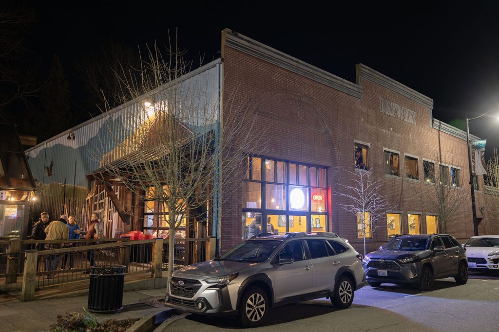 Exterior of Snoqualmie Falls Brewing at night