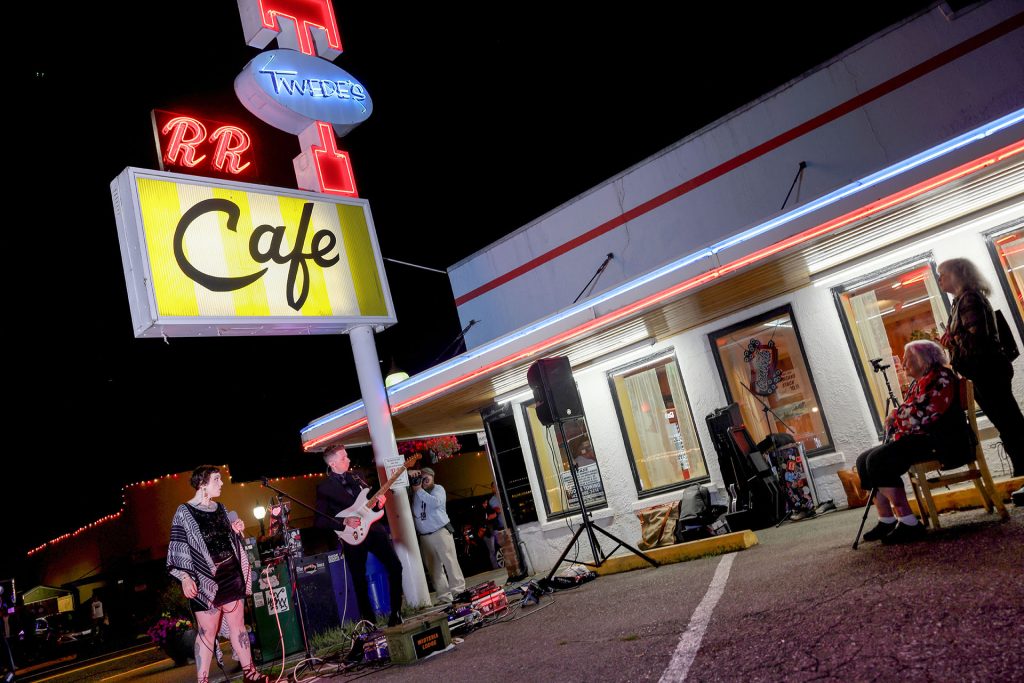 Wisteria Lodge playing for Pat Cokewell