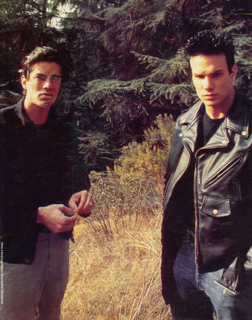 Bobby Briggs (Dana Ashbrook) and James Hurley (James Marshall) in a field