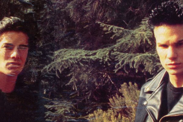 Bobby Briggs (Dana Ashbrook) and James Hurley (James Marshall) in a field