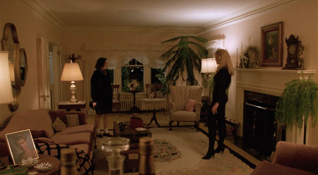 Laura Palmer and Donna Hayward in the living room