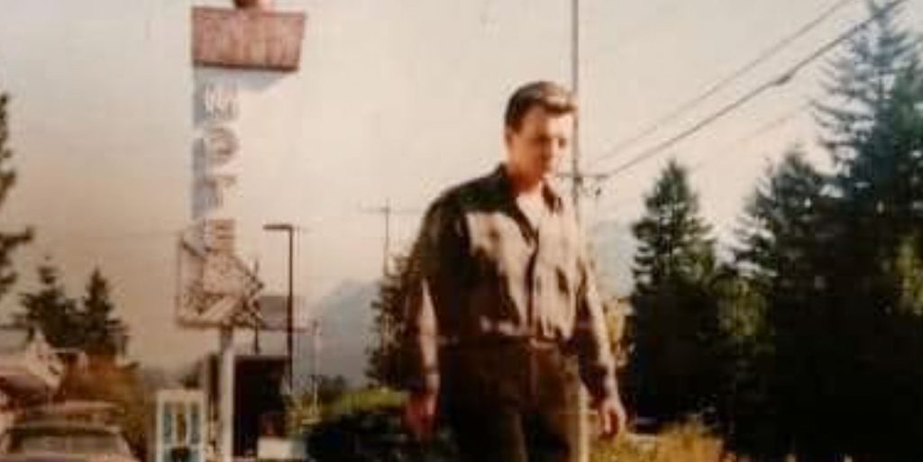 Leland Palmer walking in the parking lot of the Red Diamond City Motel