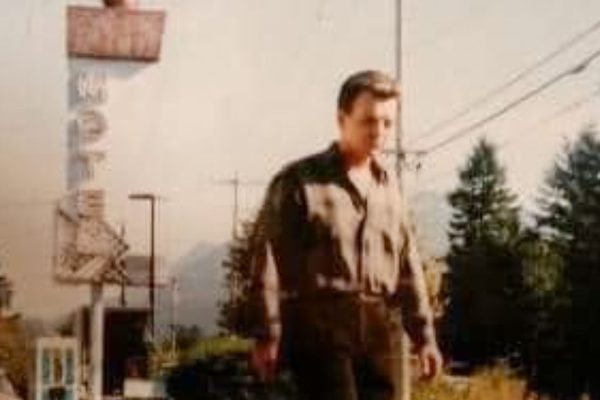 Leland Palmer walking in the parking lot of the Red Diamond City Motel