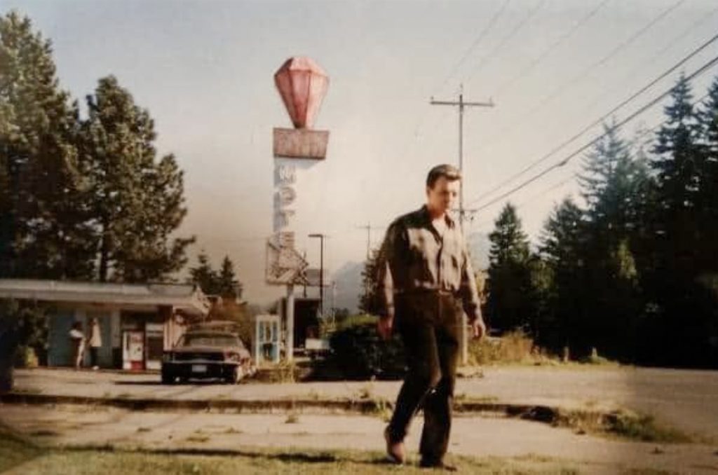 Leland Palmer (Ray Wise) walking across the Mount Si Motel parking lot