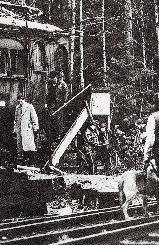 Twin Peaks co-stars Kyle McLachlan and Michael Ontkean (l & r on stairs) investigate the murder that starts unraveling the town's dark secrets.