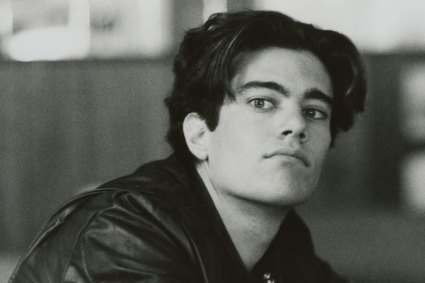 Bobby Briggs (Dana Ashbrook) sitting at the counter in the Double R Diner