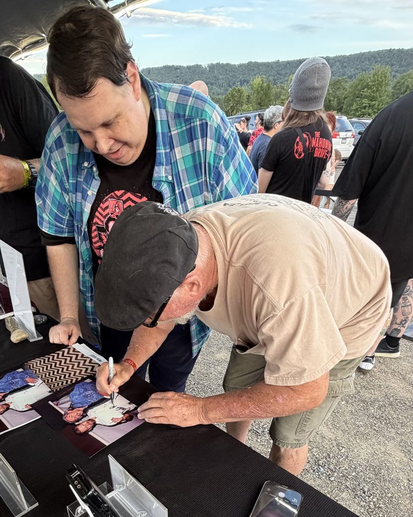 Dave Robinson signing autographs