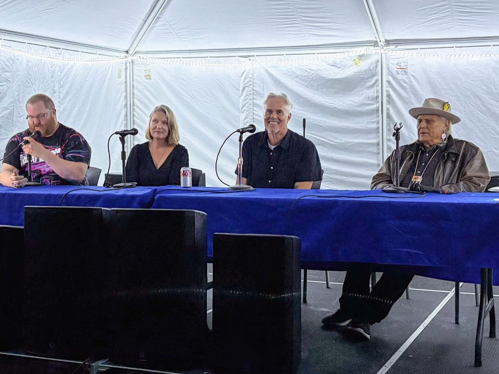 Twin Peaks stars on stage