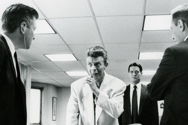 Phillip Jeffries speaks with Gordon Cole, Dale Cooper and Albert Rosenfield