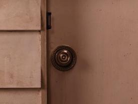 03_TPB_VacantPeaks_Hurley_1001_DoorKnob