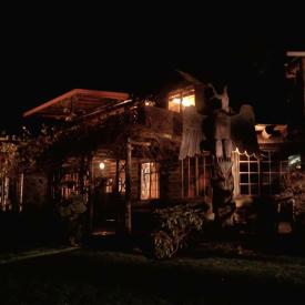 Blue Pine Lodge - Exterior at Night